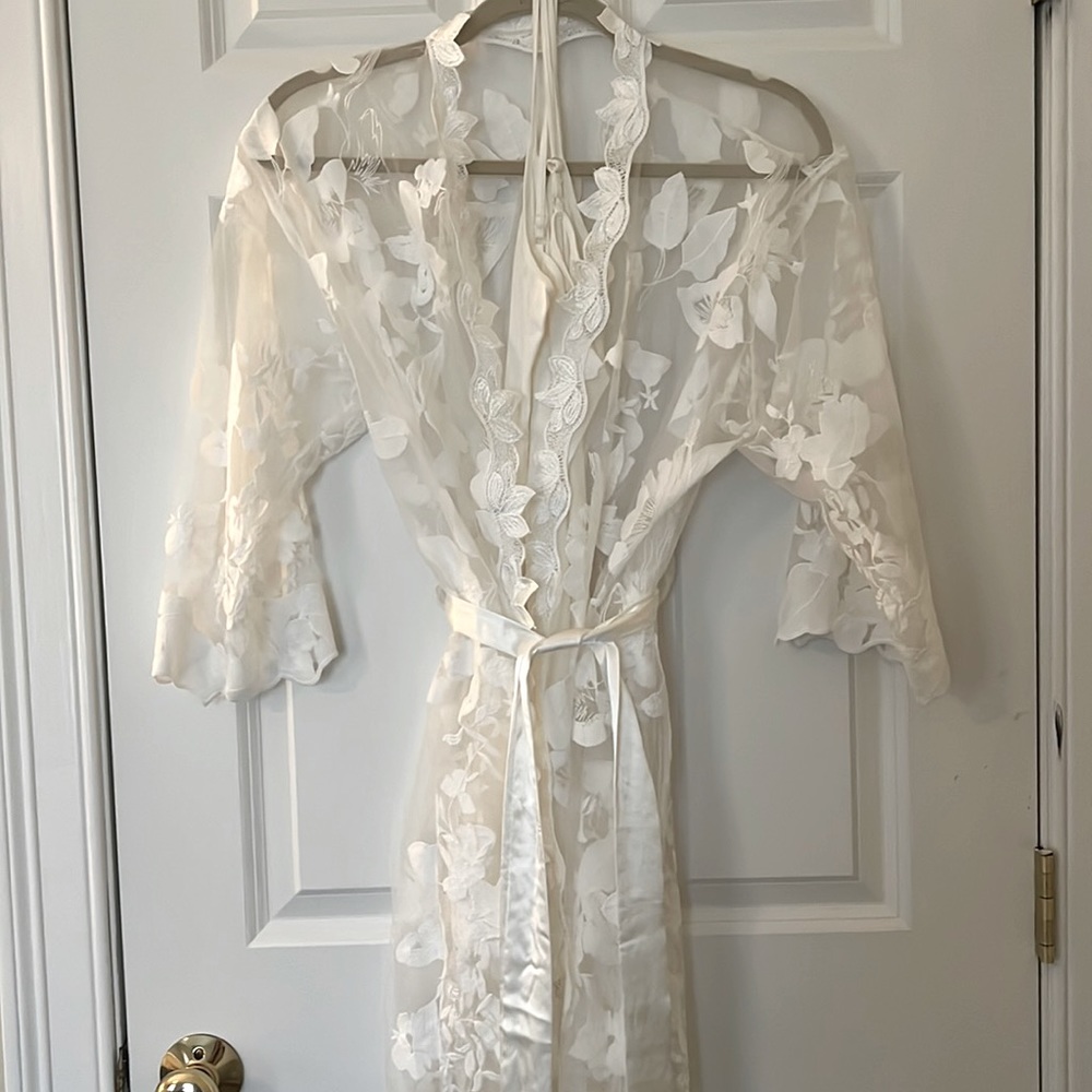 Bridal robe, one size fits all!